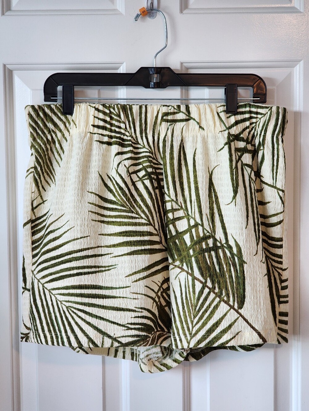 New Women's H&M Tropical Leaf Print Shorts - Olive on Cream Size LARGE